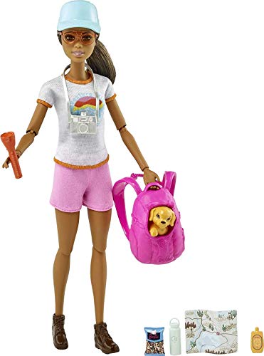 Barbie Senderista Muñeca articulada morena con moda de montaña, accesorios y mascota de juguete (Mattel GRN66)