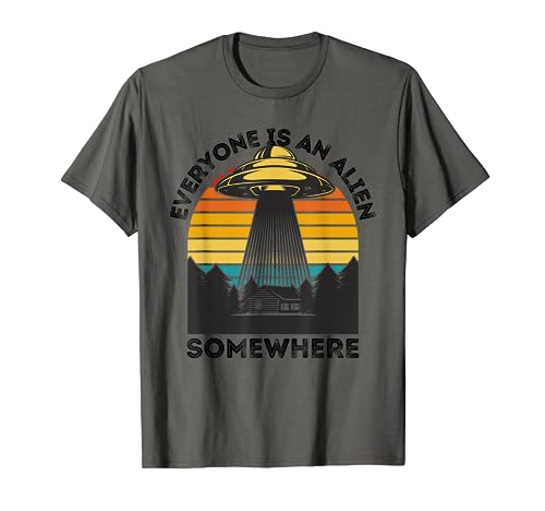Camisetas de regalos de nave espacial alienígena con texto en inglés "Everyone Is An Alien Somewher Camiseta