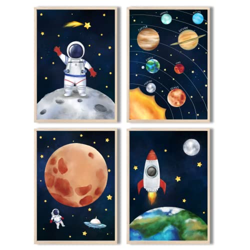 MeinBaby123® Póster de astronauta para habitación infantil, juego de 4 pósteres DIN A4, diseño de cohetes del mundo para niños, habitación de bebé, póster de pared premium (Astronauta V3)